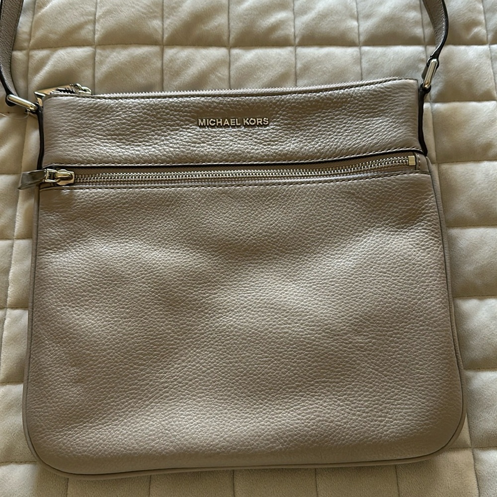 Michael Kors cross body purse 🤍🩶